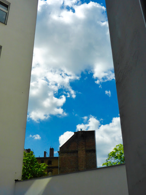 Fassade, Mauer, Fassade: Dazwischen strahelender Himmel Fassade, Mauer, Fassade: Dazwischen strahelender Himmel