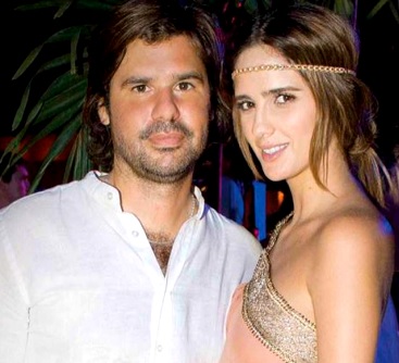 Antonio de la Rúa y Daniela Ramos Foto de Antonio de la Rúa muy cerca a Daniela Ramos