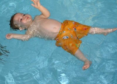 Tips Mengajak Anak 1 Tahun Berenang