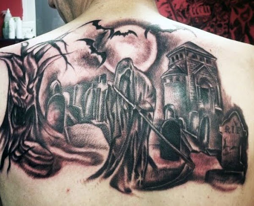 O Grim Reaper tatuagem de pé, junto a sepulturas. Neste assustador e misterioso Grim Reaper tatuagem, o reaper é visto para ser acompanhado por morcegos como anda lentamente em meio a cama de pessoas mortas.