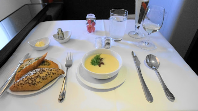 Catatan Perjalanan: Menikmati Kemewahan Layanan Penerbangan First Class Airbus A380 Malaysia Airlines Menu makanan di penerbangan First Class Malaysia Airlines