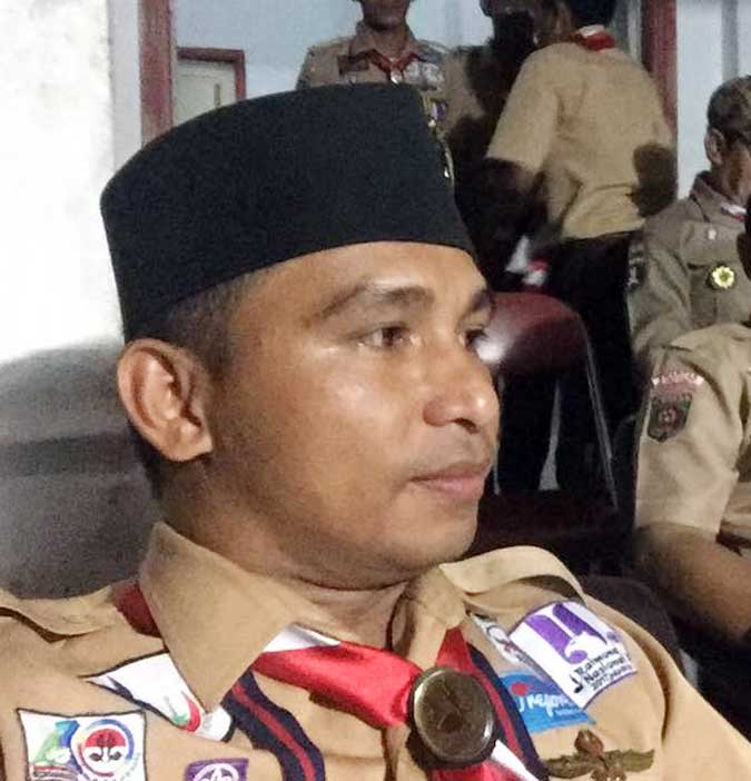 Pramuka Haruku Kuatkan Nasionalisme Melalui Refleksi Pancasila Ambon, Malukupost.com - Gerakan Pramuka Kwartir Ranting Pulau Haruku, Kwarcab Maluku Tengah, Kwarda Maluku menguatkan rasa nasionalisme dan semangat patriotisme para anggotanya melalui malam refleksi peringatan Hari Kesaktian Pancasila pada 1 Oktober 2017, Minggu (1/10). Dilangsungkan di aula Puskesmas Rawat Inap Pelauw, kegiatan yang dibuka oleh Ketua Kwartir Gerakan Pramuka Ranting Pulau Haruku Alifnur Angkotasan itu, melibatkan 70 anggota Pramuka tingkat penggalang dan penegak. Anggota Pramuka yang hadir berasal dari berbagai sekolah di Kecamatan Pulau Haruku di antaranya, SMAN 2 Pulau Haruku, SMAN 4 Pulau Haruku, MA Alislah Kailolo, MA Nadil Ulum Ory, SMPN 1 Pulau Haruku, SMPN 5 Pulau Haruku, SMP Islam Alkhairiyah Ory, MTs Nurul Khasanah Pelauw dan MTs AL Islah Kailolo.