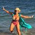Excited, Priscila Nocetti shows corpão in beach day