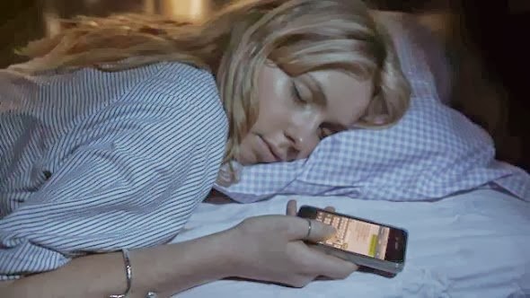 Εχεις το κινητό δίπλα σου όταν κοιμάσαι το βράδυ;;; Διαβασε τι θα πάθεις!