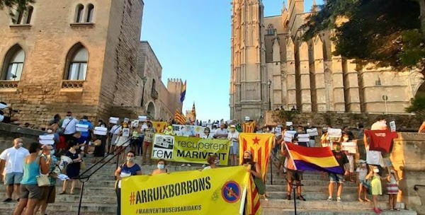 Más de 300 personas en Palma muestran el rechazo a los Borbones y el apoyo a la República