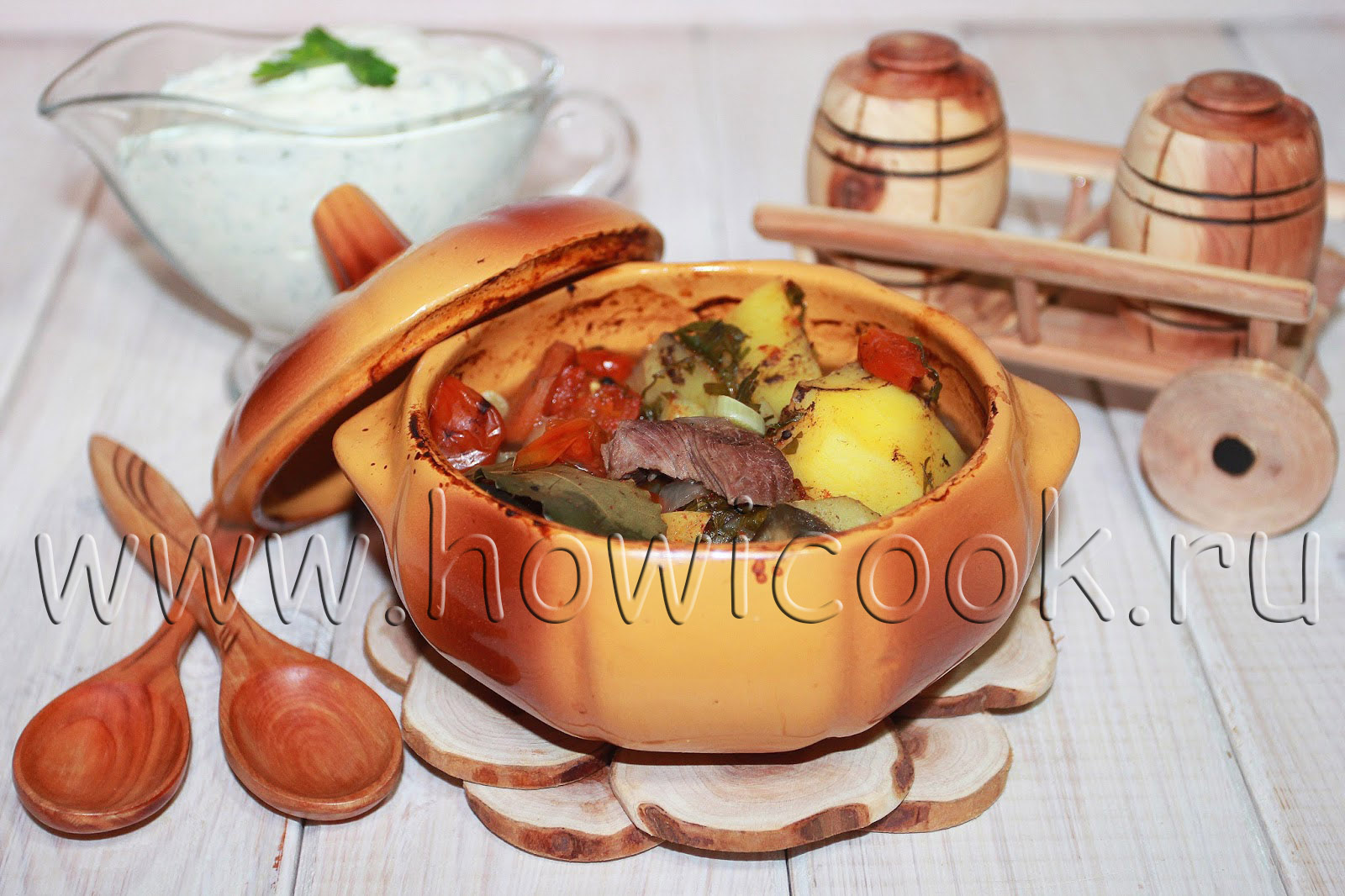 Мясо по-немецки с белым вином, помидорами и яблоками