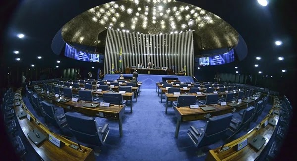 Senado aprova 'PEC bomba' do Orçamento Impositivo Em mais uma derrota para o governo Bolsonaro, o Senado aprovou em primeiro turno, a PEC que estabelece o Orçamento Impositivo e engessa as contas do governo
