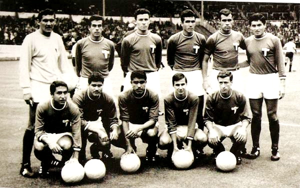 SELECCIÓN DE MÉXICO - Temporada 1965-66 - Antonio Carbajal, Arturo Chairez, Gabriel Núñez, Magdaleno Mercado, Gustavo Peña y Guillermo Hernández; Isidoro Díaz, Salvador Reyes, Ernesto Cisneros, Aarón Padilla y Enrique Borja - URUGUAY 0 MÉXICO 0 - 19/07/1966 - Campeonato del Mundo de Inglaterra 1966, fase de grupos - Londres, Inglaterra, estadio de Wembley