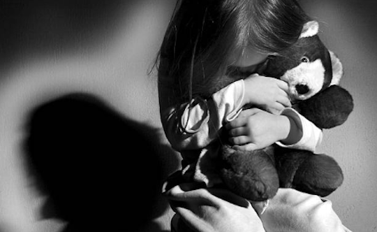 Buscan mujer que obligó su hija a comer excremento en Santiago Buscan mujer que obligó su hija a comer excremento en Santiago
