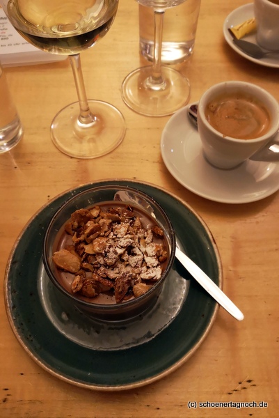 Schoko Panna Cotta mit kandierten Mandeln - Dessert im Vin Fou in Karlsruhe Schoko Panna Cotta mit kandierten Mandeln - Dessert im Vin Fou in Karlsruhe