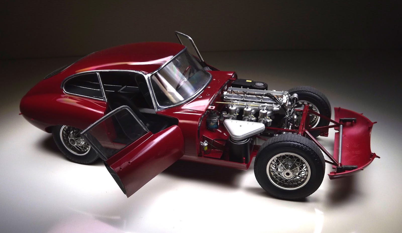 Montando um plastimodelo (Jaguar XKE) 1/8 Garagem124