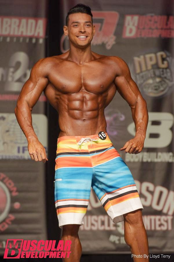 Felipe Franco mostra o físico musculoso no palco do Dallas IFBB Pro 2014. Foto: Lloyd Terry / Muscular Development