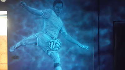 Mural UV Malowanie obrazu farbami ultrafioletowymi, mural Robert Lewandowski w akcji