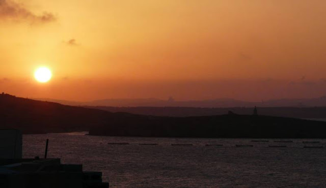 Zachód słońca na Malcie, w oddali widać wyspy Comino i Gozo