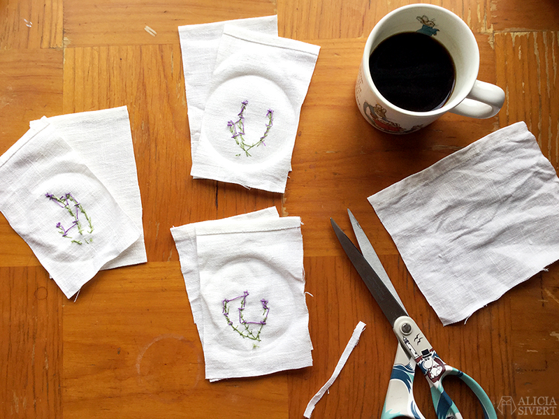 DIY hand embroidered lavender bags, step by step tutorial and video instructions by Alicia Sivertsson. aliciasivert alicia sivert sivertsson diy so it yourself gör det själv steg för steg beskrivning instruktioner video step by step tutorial instructions video broderi brodera broderade embroidery hand embroidered lavendel lavendelpåse lavendelpåsar lavender bag bags doftpåse doft garderob mal sy sömnad sew sewing skapa skapande creativity gift gifts present presenttips gå bort-present franska knutar french knots purple lila violett lavendelkvist lavendelkvistar hantverk handgjort handgjord hand made handicraft craft textil textile textilhantverk