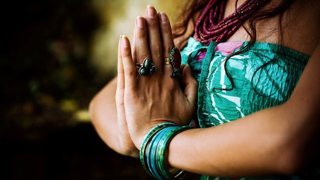 ANJALI MUDRA, equilibra, coordina y armoniza el hemisferio izquierdo y derecho del cerebro, generando una sensación de quietud en todo el cuerpo. 🙏