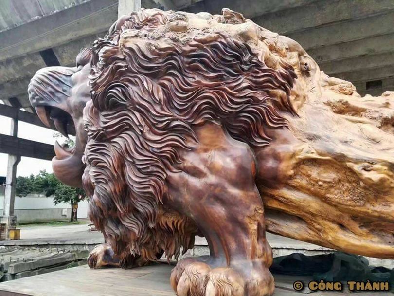 This amazing and giant lion statue called the Oriental Lion is the work of sculptor Dengding Rui Yao. It is known that it is 5m high, 15m long and 4m wide.