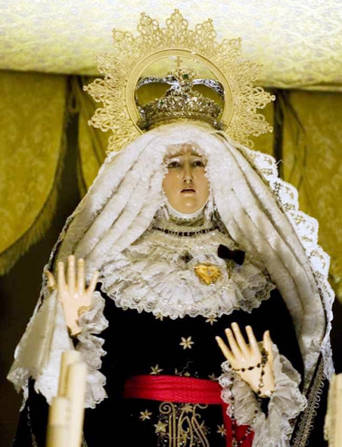 Virgen de la Soledad, la "Virgen Guapa". Real cofradía de Minerva y Vera Cruz. León. Foto Mauricio Peña. Virgen de la Soledad, la "Virgen Guapa". Real cofradía de Minerva y Vera Cruz. León. Foto Mauricio Peña.