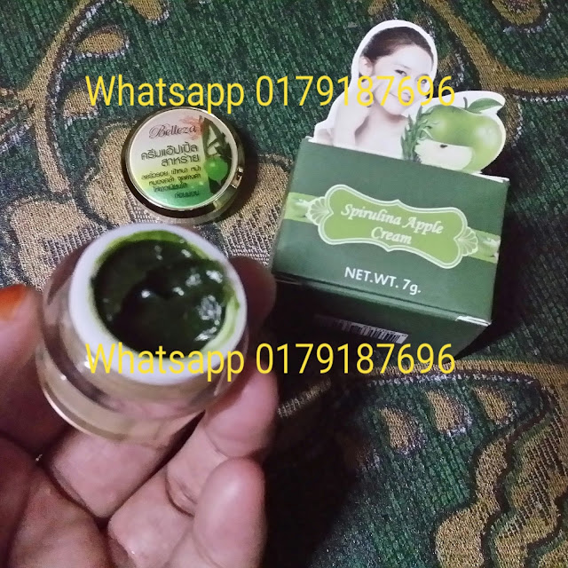 Belleza Spirulina Apple Cream merupakan krim wajah buatan Thailand yang diformulasikan untuk mewujudkan mimpi anda yang memiliki wajah berjerawat menjadi memiliki wajah bersih, putih tanpa noda apapun di wajah. Cream ini sehat dan aman dipakai karena terbuat dari bahan utamanya yaitu apel. Buktikan khasiatnya hanya dalam 5-10 hari, anda akan takjub dengan perubahannya :) HARGA: 70G 1 PCS RM30 S/M..RM35 S/S..FREE POSLAJU >>Whatsapp 0179187686 Fungsi Belleza Spirulina Apple Cream: 1. Menghilangkan jerawat 2. Menghilngkan bekas-bekas jerawat 3. Menghilangkan flek-flek hitam di wajah 3. Memutihkan dan mencerahkan wajah 4. Mengecilkan pori-pori wajah 5. Mengencangkan wajah Bahan: Aqua, Simmondsia chinensis (Jojoba) MINYAK Apel Seweed Extract, Gliseril Steerate SE, Gliserin Asam stearat, Gliseril monostearat, Phenyl Trlmethlcone Carnauba Wax, tokoferil asetat, Fenoksietanol Disodlum EDTA, Sodlum Matabisulflte, Lumiskin (Whitening) Niacinamide, DLL Aturan pakai: PEMAKAIAN MALAM 1. Cuci muka hingga bersih dan keringkan. 2. Oleskan cream secara tipis dan merata pada seluruh wajah dan leher. 3. Khusus pada bagian jerawat / bekas jerawat oleskan krim secara tebal untuk mempercepat penyembuhan. Size: 7 g #spirulina #creamspirulina #bellezaspirulinaapplecream #aplecream #jualbellezathailand #belleza #krimjerawatampuh #penghilangjerawat