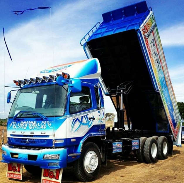 Truk Fuso Modifikasi-biru neon