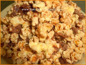 Butterfingers Popcorn | www.BakingInATornado.com | #recipe