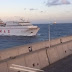 Πλοίο με 140 επιβαίνοντες προσκρούει στο λιμάνι και γκρεμίζει τον τοίχο (video)