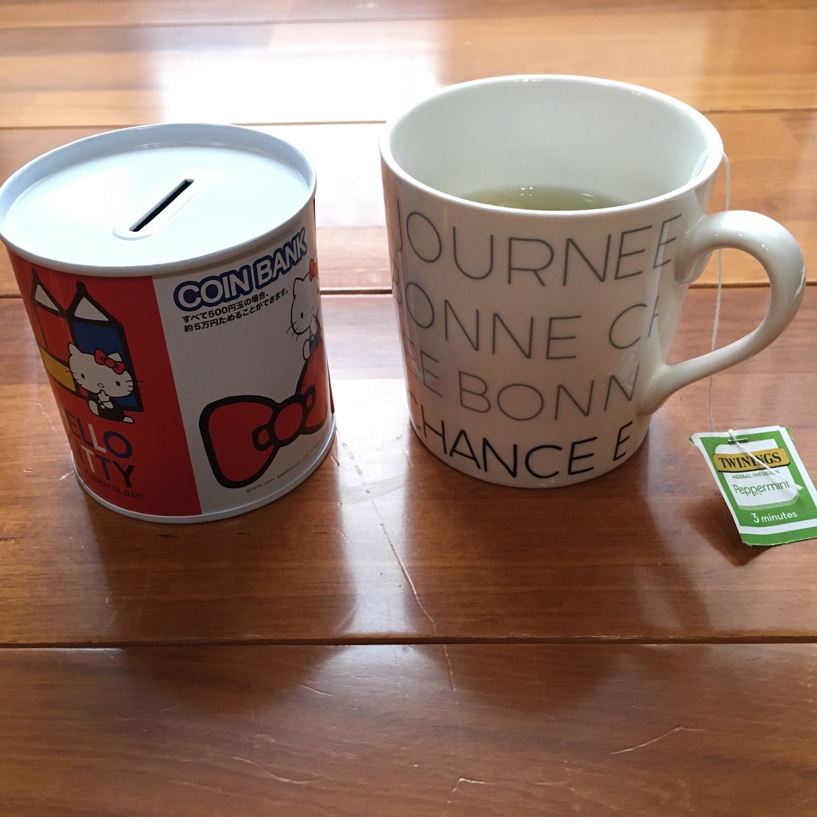 100均雑貨 通販 リメイク プチプラ素敵生活 ダイソー100均のキティちゃん貯金箱 お洒落なマグカップ