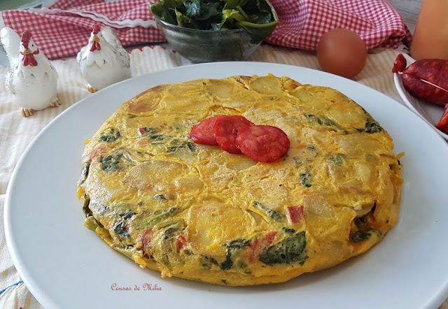 Tortilla de patatas con grelos y chorizo