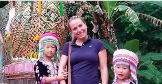 Une touriste prend la pose avec deux petites filles en costumes traditionnels: voyez-vous ce qui cloche sur cette photo?