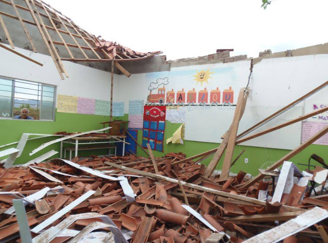 Em Itambé-BA teto de escola desaba e deixa 13 alunos e uma professora feridos