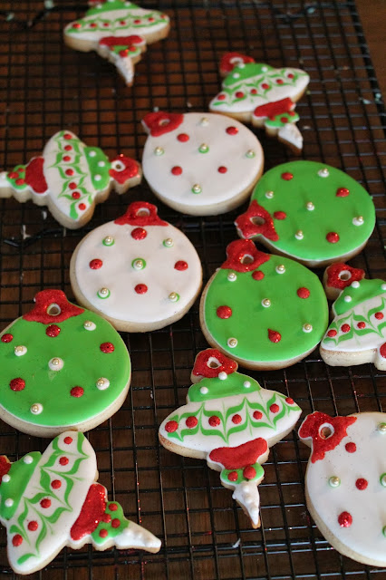 Cookie ornaments, Christmas cookies, Cookies, DIY ornaments, Disco dust, Christmas cookie decorating tutorials, Christmas cookies recipes, DIY Christmas ornaments, DIY Christmas gifts