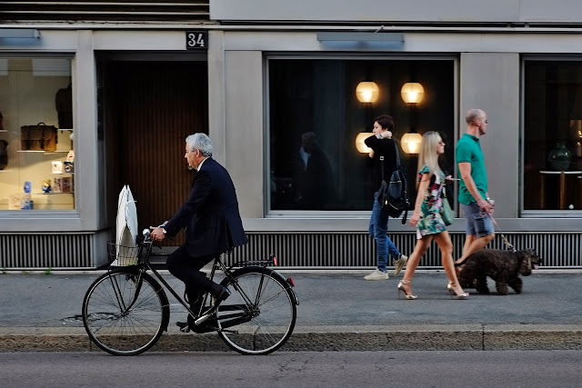 Milanese Cycle Chic - Street Fashion Sydney Milan Edition, photography by Kent Johnson. Milanese Cycle Chic - Street Fashion Sydney Milan Edition, photography by Kent Johnson.