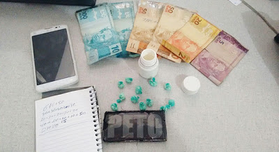 Polícia Militar prende homem com trouxinhas de cocaína em Campo Formoso Polícia Militar prende homem com trouxinhas de cocaína em Campo Formoso