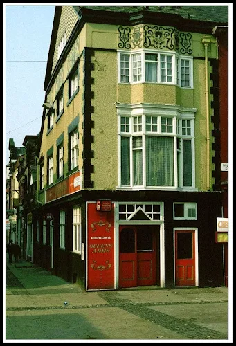 Queens Arms pub, Williamson Square
