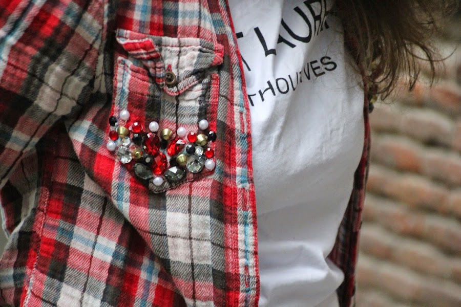 DIY Customiza tu camisa de cuadros con tachuelas y abalorios. Blog diy y costura