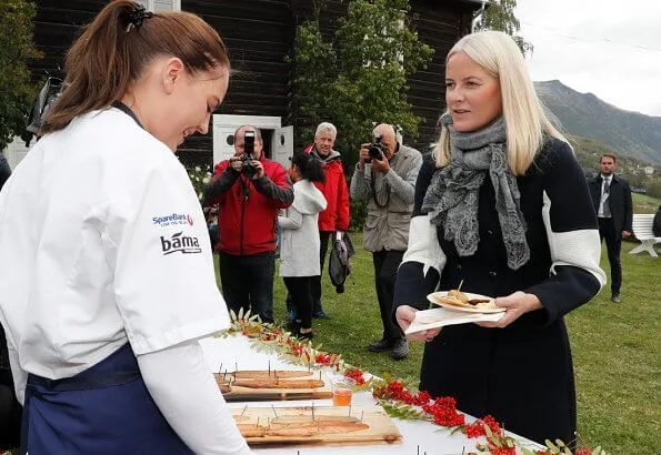 Crown Prince Haakon and Crown Princess Mette-Marit visited the Ullinsvin Culture Center in Vågåç navy blue coat