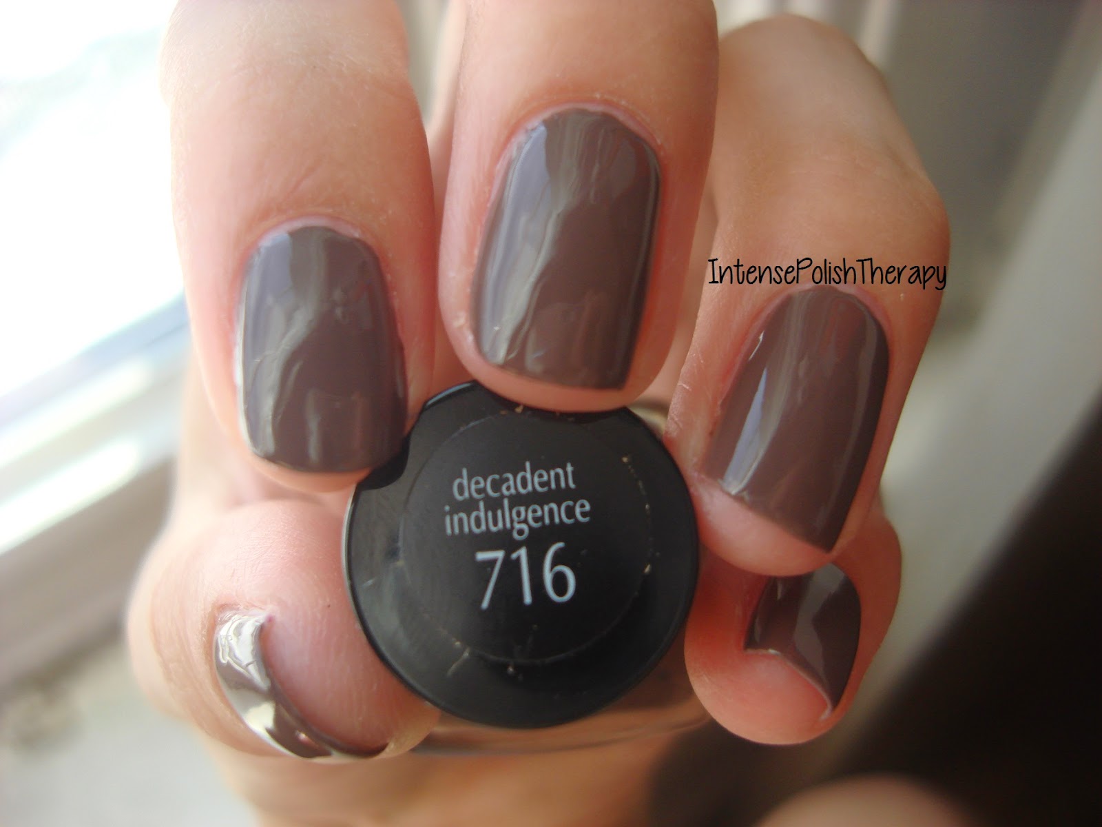 L'Oreal  Extraordinaire Gel Lacquer - Decadent Indulgence 716