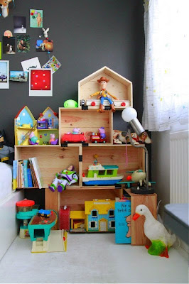 Caixotes de madeira em quarto infantil