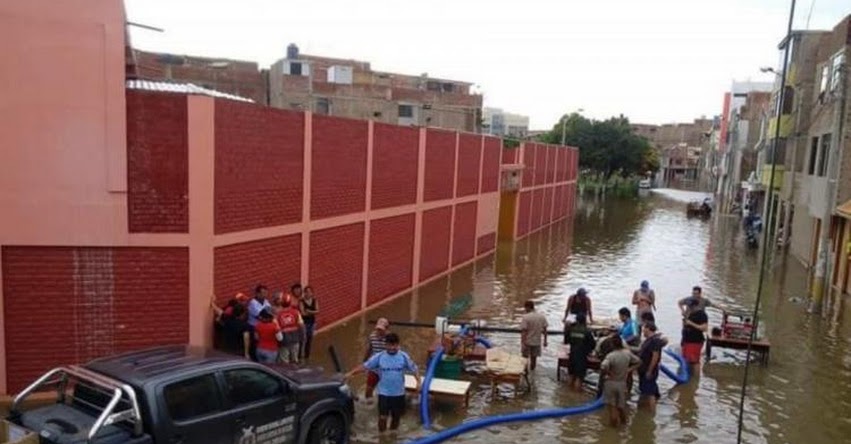 Con motobombas y cisternas evacuan agua de colegios inundados por lluvias en Chiclayo - DRE Lambayeque Con motobombas y cisternas evacuan agua de colegios inundados por lluvias en Chiclayo - DRE Lambayeque