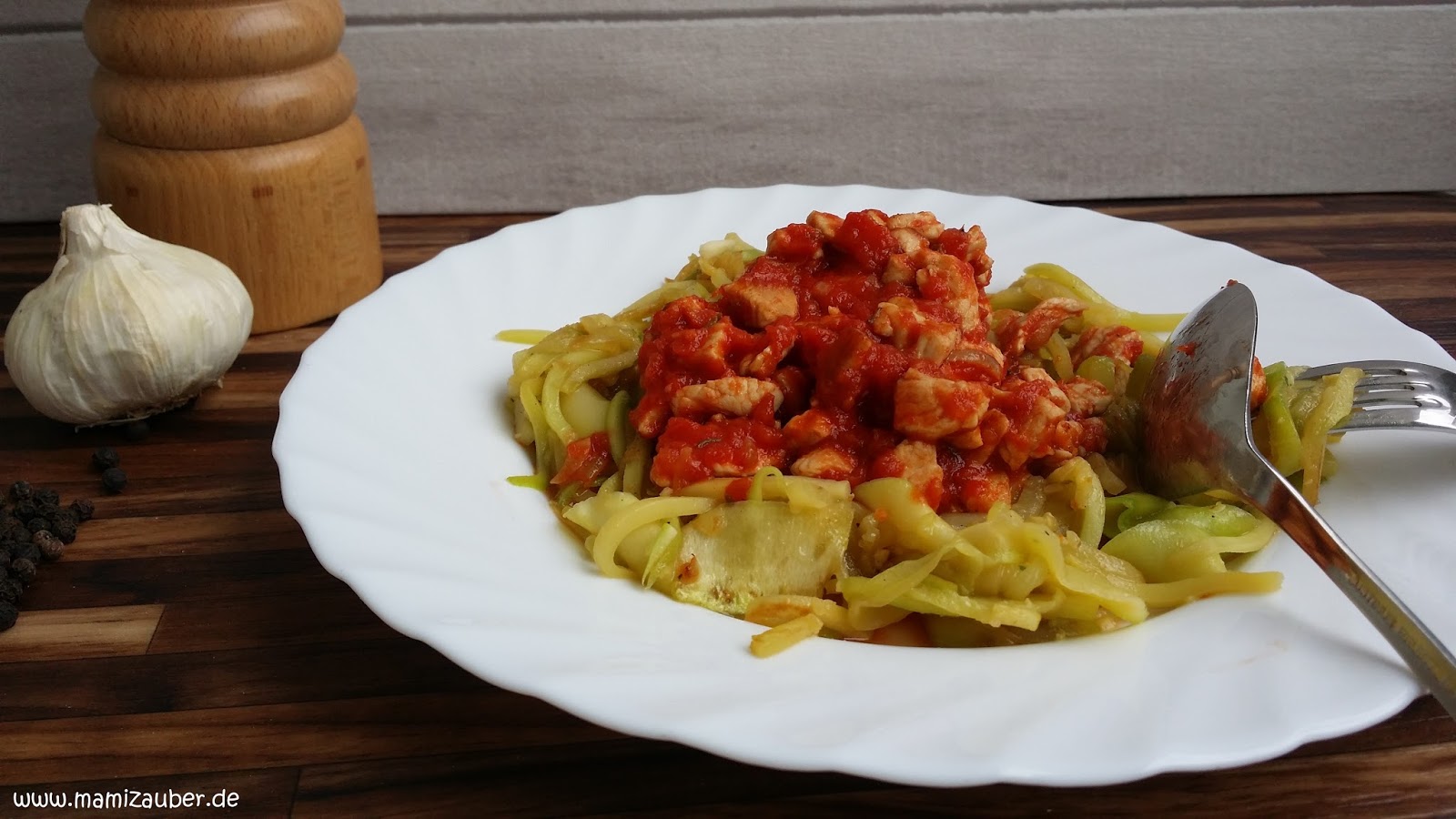 Size Zero Rezepte - Zucchini Nudeln mit Putenfleisch und Tomatensauce ...