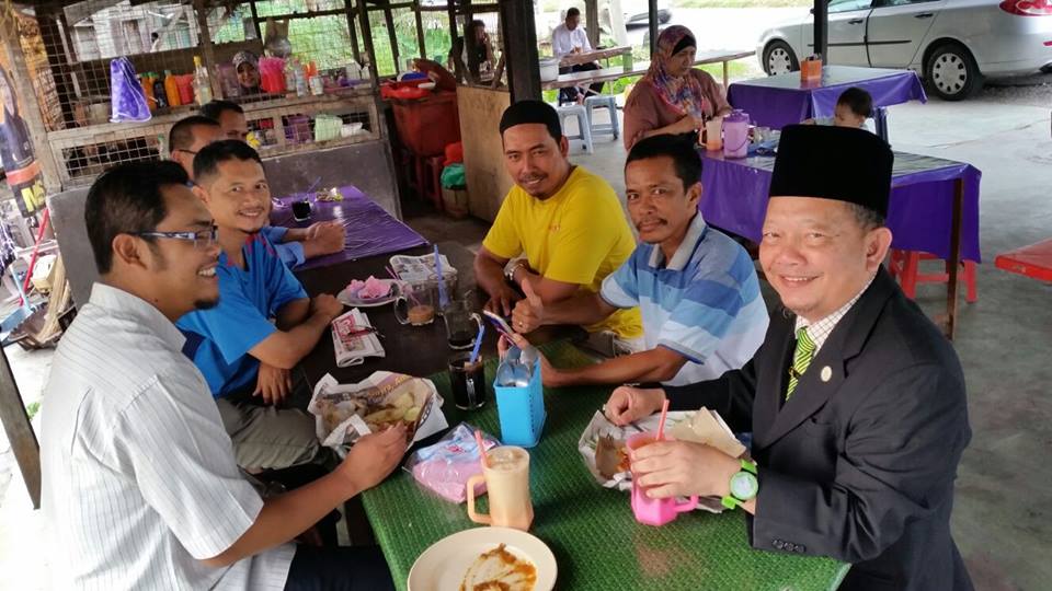 KHIDMAT MERU: Geng Songkok Tinggi.