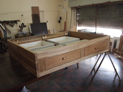muebles a medida: Cama con cajones + respaldo. Madera "petiribí" macizo.