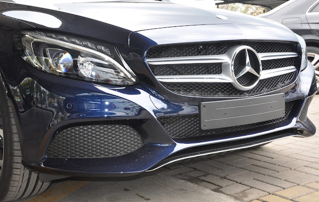 Lưới tản nhiệt Mercedes C200 Mercedes C200 sử dụng Lưới tản nhiệt 2 nan với Logo Mercedes chính giữa.