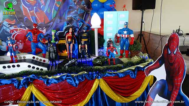 Festa Super Heróis - Decoração de mesa forrada com pano de cetim