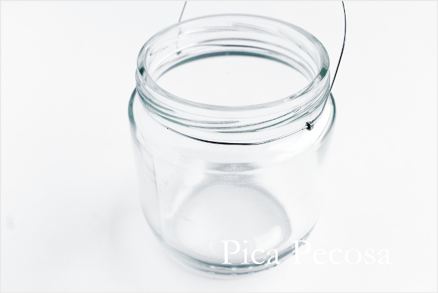 tutorial-hacer-regalo-companeros-colegio-cumpleanos-planta-en-bote-cristal-con-asa-alambre-diy-paso-cuatro