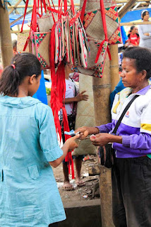 Pasar Tradisional Aksesoris Khas Masyarakat Kabupaten Nagekeo