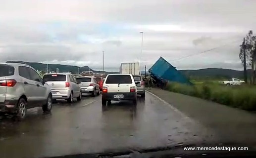 Acidente envolve nove veículos e deixa feridos no agreste de Pernambuco