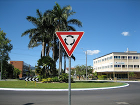 世界の交通ルール ラウンドアバウトとは 交差点以外に方向転換をする方法 Sekai Drive