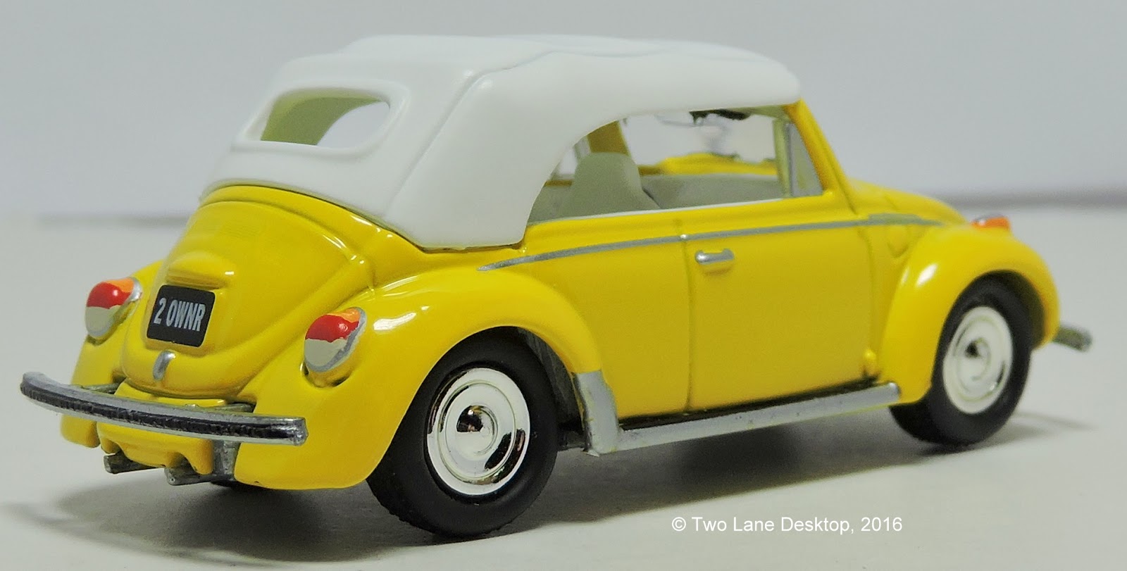 Two Lane Desktop Johnny Lightning 1975 Volkswagen Super Beetle Convertible