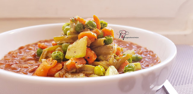 Lentejas guisadas con verduras salteadas